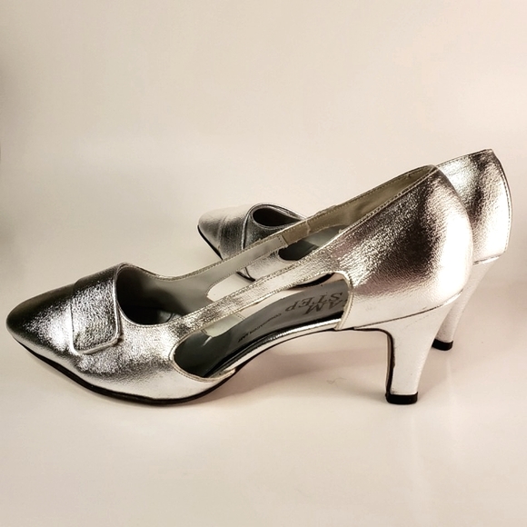 60s Mod Metallic Silver Space Heels with Rounded Toe - Picture 3 of 13
